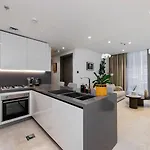 7 Mins To Dubai Mall & Burj2Br Sterling Omniya