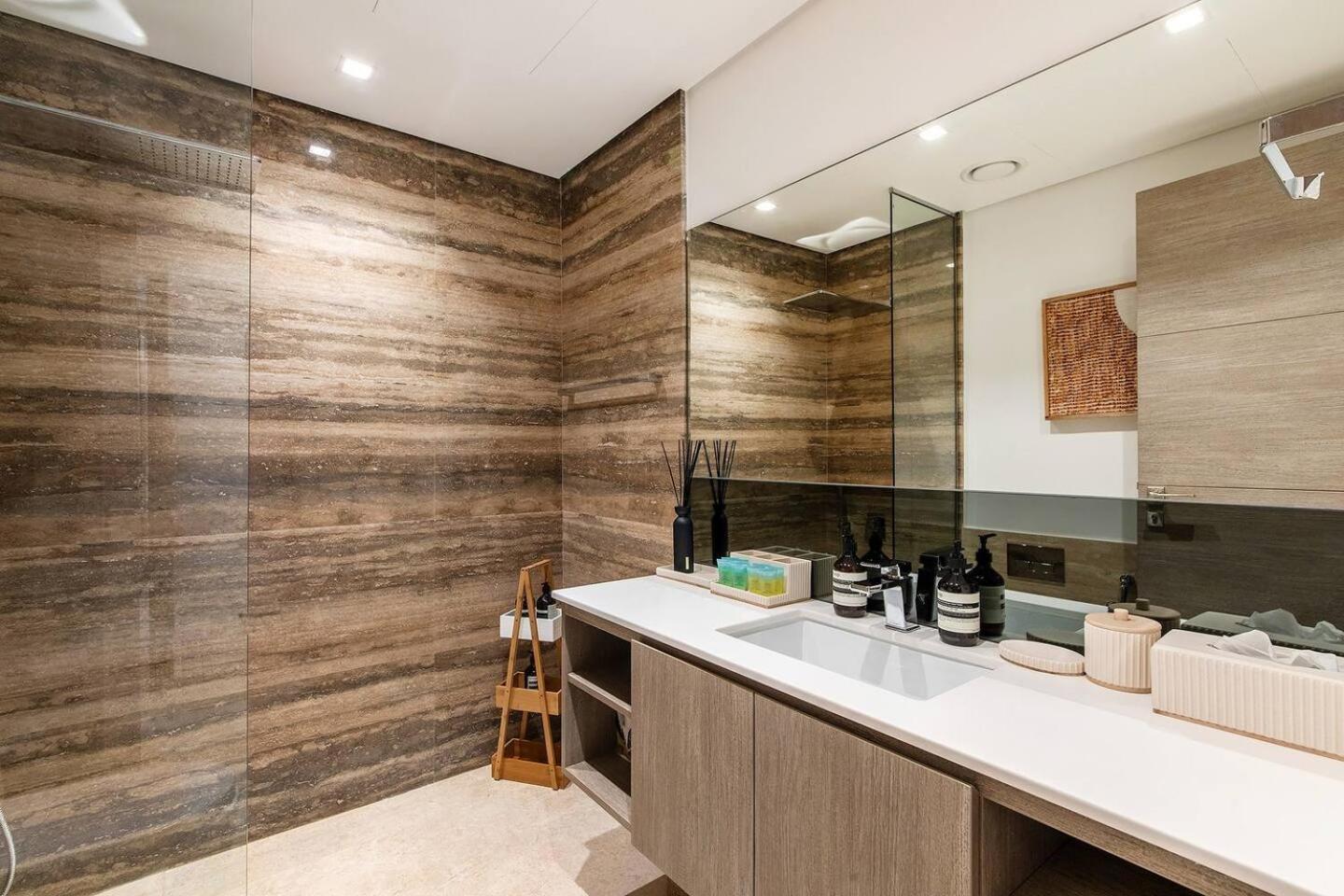 Apartment 7 Mins To Mall & Burj2br Sterling Omniya